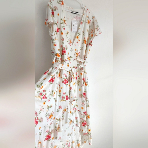 🆕 Floral Wrap Dress - Picture 5 of 6